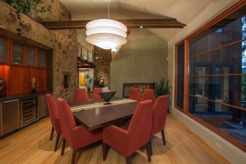 Некоторые из знаменитостей предпочитают уединенные коттеджи в горах. 01