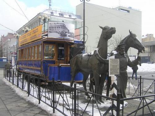 Памятник Конке. В самом начале Василеостровского Арбата, то есть пешеходной улицы 6-7 линии, стоит оригинальный памятник конке. 04 Памятник Конке. В самом начале Василеостровского Арбата, то есть пешеходной улицы 6-7 линии, стоит оригинальный памятник конке. 04