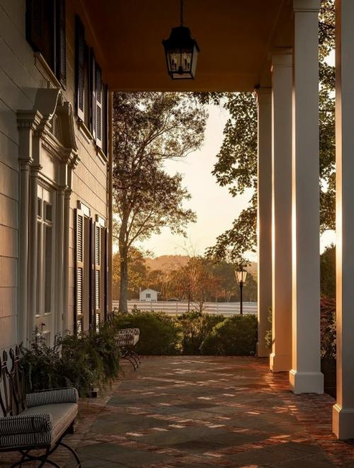 Необычный интерьер загородного дома - это пространство с характером, в котором отходят от шаблонных решений и делают ставку на индивидуальность. 05