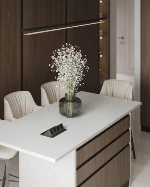 Достаточно сдержанная и минималистичная, но совсем не простая кухня. 03