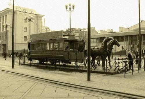 Памятник Конке. В самом начале Василеостровского Арбата, то есть пешеходной улицы 6-7 линии, стоит оригинальный памятник конке. 01 Памятник Конке. В самом начале Василеостровского Арбата, то есть пешеходной улицы 6-7 линии, стоит оригинальный памятник конке. 01