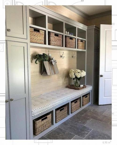 Может показаться, что коридору не стоит уделять много внимания при ремонте хотя бы потому, что он является самой маленькой комнатой дома. 02