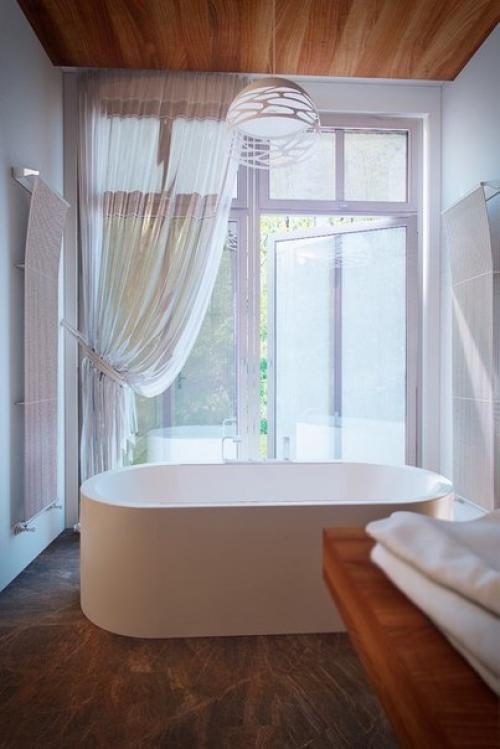 Ванная с большим окном и выходом в сад, для расслабленного отдыха и единения с природой. 05