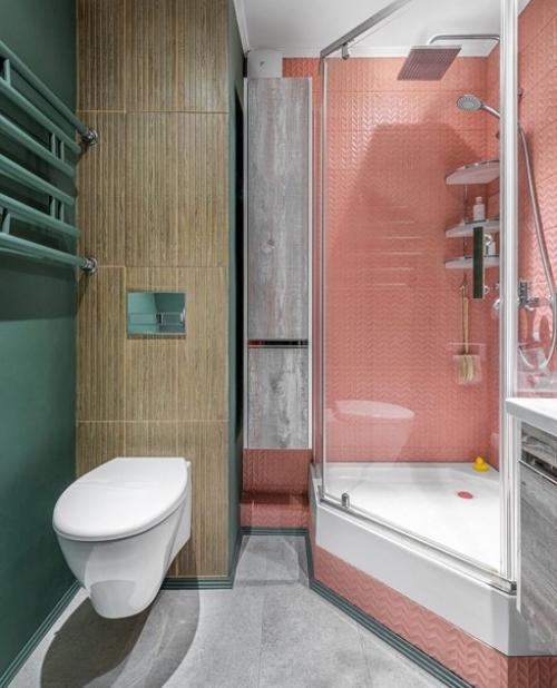 Дизайнер Ирина Ахатова помогла создать уютную домашнюю атмосферу с использованием глубоких цветов, декора и живописи в старой квртире. 09