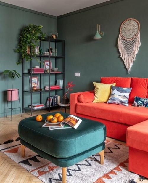 Дизайнер Ирина Ахатова помогла создать уютную домашнюю атмосферу с использованием глубоких цветов, декора и живописи в старой квртире. 05