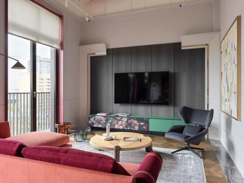 Панорамные окна позволяют максимально использовать естественный свет, что делает помещение более светлым и просторным. 01