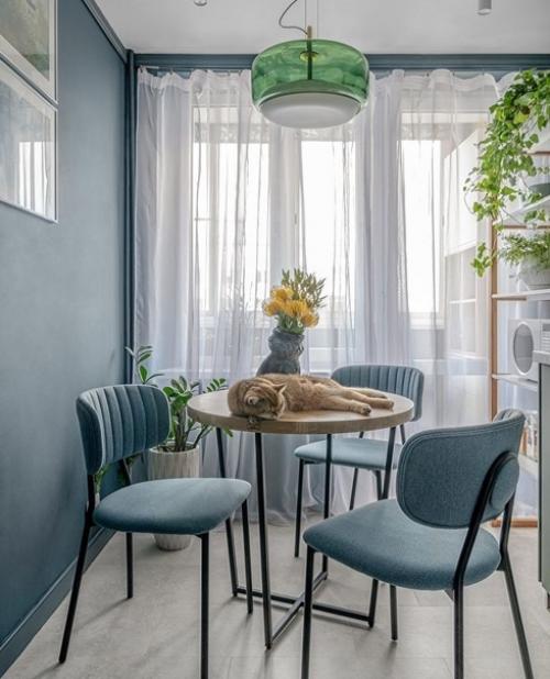 Дизайнер Ирина Ахатова помогла создать уютную домашнюю атмосферу с использованием глубоких цветов, декора и живописи в старой квртире. 02