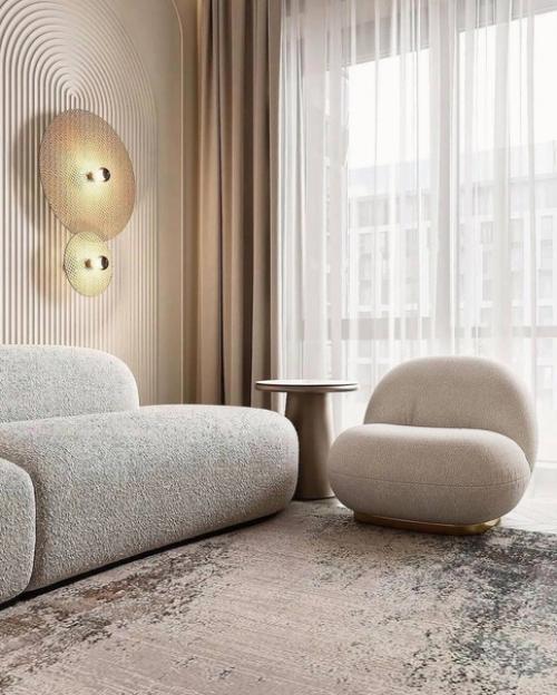 Планировку специально сделали так, развернув диван в центр комнаты. 05