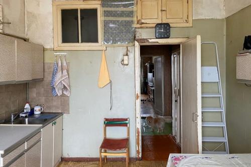 Все мы знаем, что сделать крутой интерьер в новостройке намного легче, чем в старом жилом фонде. 03