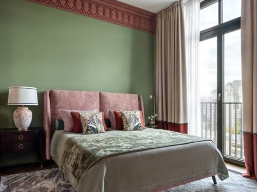 Панорамные окна позволяют максимально использовать естественный свет, что делает помещение более светлым и просторным. 04