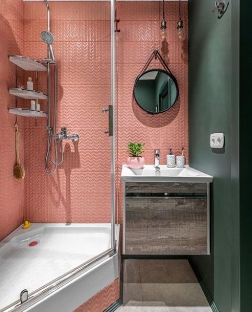 Дизайнер Ирина Ахатова помогла создать уютную домашнюю атмосферу с использованием глубоких цветов, декора и живописи в старой квртире. 08