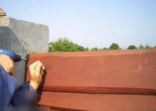 Как построить недорогой забор из необрезной доски. 06 Как построить недорогой забор из необрезной доски. 06