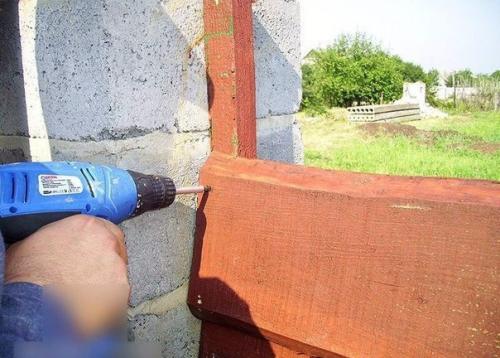 Как построить недорогой забор из необрезной доски. 01 Как построить недорогой забор из необрезной доски. 01