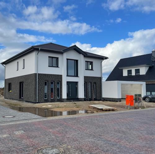 Мы заканчиваем строительство загородного дома в современном стиле. 01