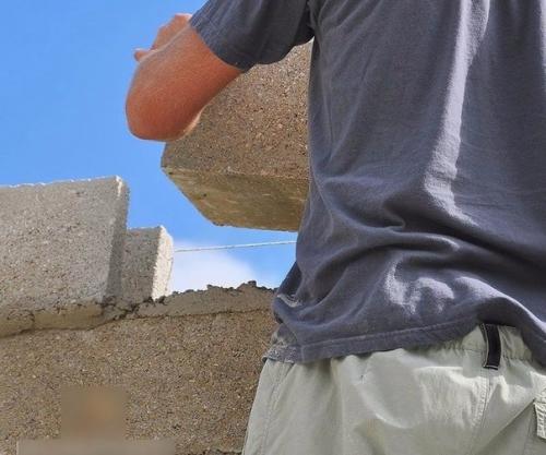 Как построить недорогой забор из необрезной доски. 07 Как построить недорогой забор из необрезной доски. 07