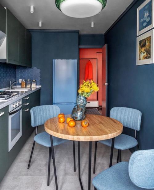 Дизайнер Ирина Ахатова помогла создать уютную домашнюю атмосферу с использованием глубоких цветов, декора и живописи в старой квртире. 04