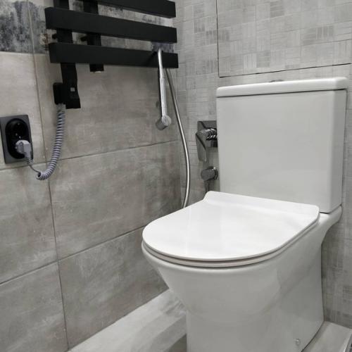 Ещё одна крошечная ванная комната, в которой поместилось всё необходимое! 05