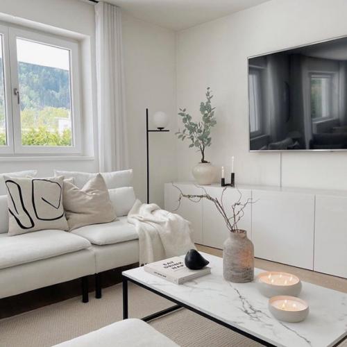 Минимализм.  Большинство декора для фотосессии, так что мы представляем интерьер без этих вазочек, хоть с ними и уютно. 04