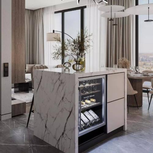 В интерьере этой кухни - гостиной, площадью 24 квадратных метров, отделка в светлых оттенках бежевого, серого и белого цвета. 02