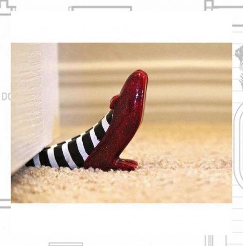 Даже такие банальные предметы, как ограничители для дверей, дизайнеры стараются сделать оригинальными и привлекательными. 03