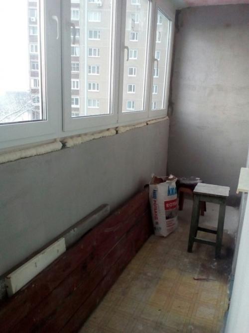 Решили с барбосом лоджию утеплить так он теперь оттуда не вылазит. 02