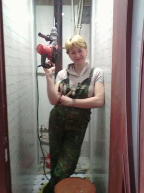 С подругой сделали вот такой ремонт в санузле своими руками девчонки тоже могут удивить! 04