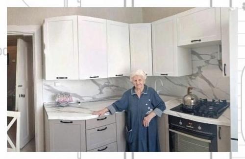 Руками волонтеров кухню старушке обновили. 06