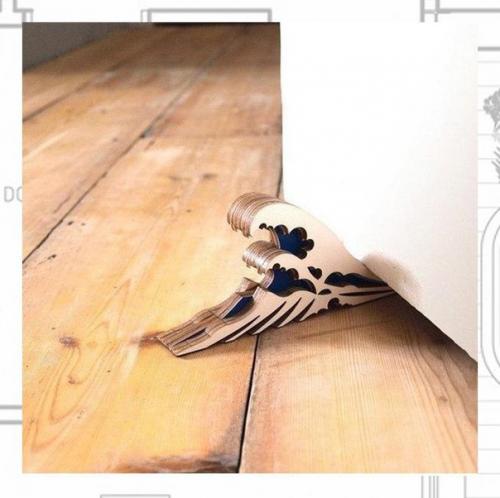 Даже такие банальные предметы, как ограничители для дверей, дизайнеры стараются сделать оригинальными и привлекательными. 02