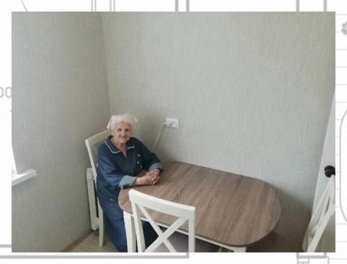 Руками волонтеров кухню старушке обновили. 03