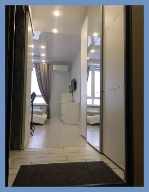 22 вадрата.  Жена была дизайнером, результат мне нравится, даже ванная зашла, хотя был против этой плит и. 03