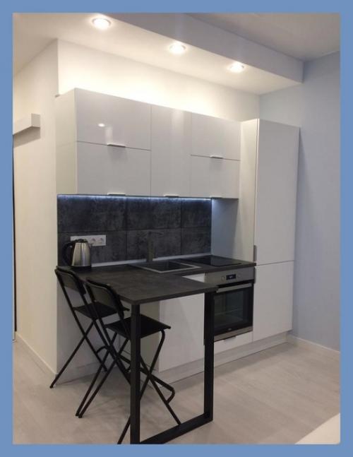 22 вадрата.  Жена была дизайнером, результат мне нравится, даже ванная зашла, хотя был против этой плит и. 01