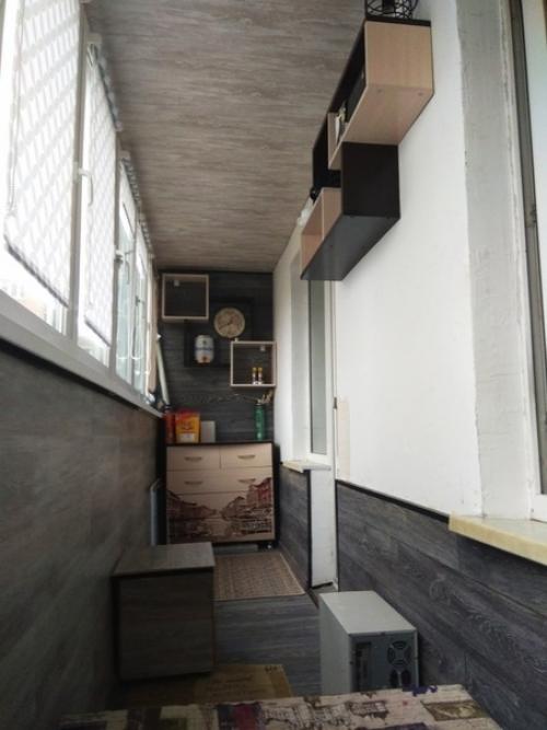 Решили с барбосом лоджию утеплить так он теперь оттуда не вылазит. 05