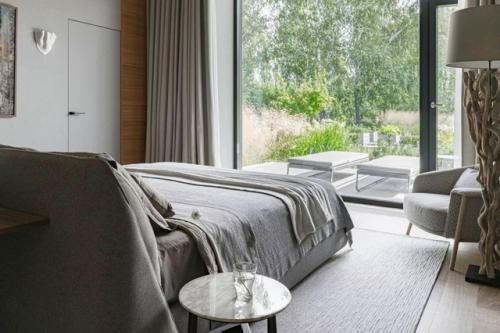 Современное шале, в котором царит гармония природы и архитектуры. 01