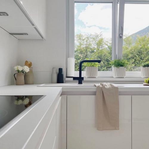 Минимализм.  Большинство декора для фотосессии, так что мы представляем интерьер без этих вазочек, хоть с ними и уютно. 06