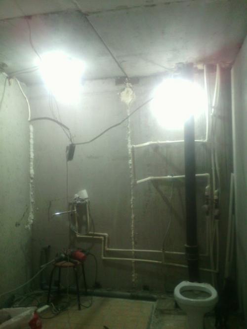 С подругой сделали вот такой ремонт в санузле своими руками девчонки тоже могут удивить! 08