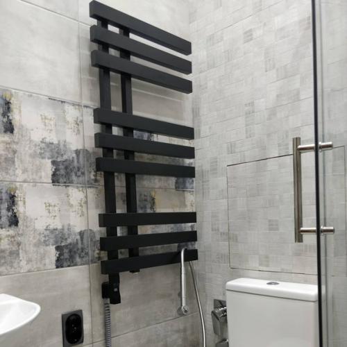 Ещё одна крошечная ванная комната, в которой поместилось всё необходимое! 02