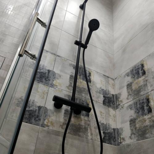 Ещё одна крошечная ванная комната, в которой поместилось всё необходимое! 04