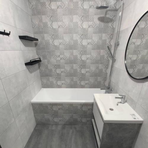 Давайте разберём особенности этой ванной комнаты: 01