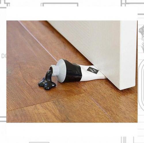 Даже такие банальные предметы, как ограничители для дверей, дизайнеры стараются сделать оригинальными и привлекательными. 01