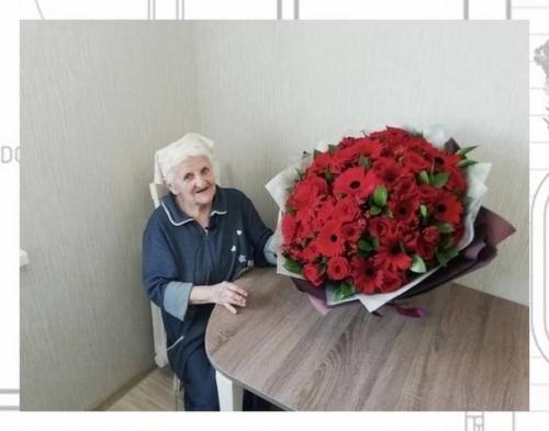 Руками волонтеров кухню старушке обновили. 04