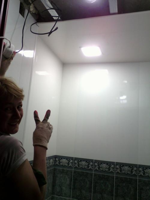 С подругой сделали вот такой ремонт в санузле своими руками девчонки тоже могут удивить! 07