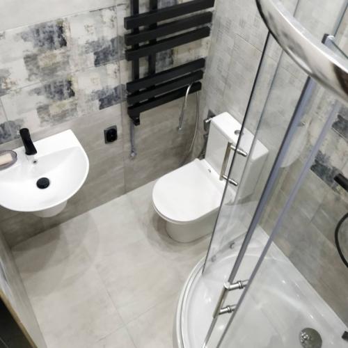 Ещё одна крошечная ванная комната, в которой поместилось всё необходимое! 01