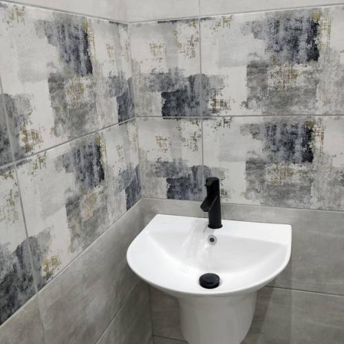 Ещё одна крошечная ванная комната, в которой поместилось всё необходимое! 03