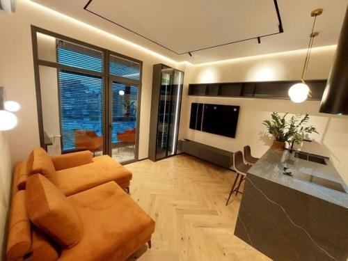 В квартире выполнен качественный дизайнерский ремонт с использованием дорогих материалов. 02