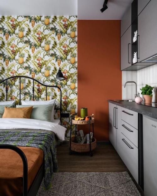 При входе выделена общая прихожая, из которой ведут две двери в разные апартаменты. 01