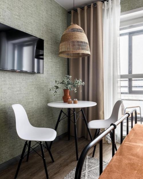 При входе выделена общая прихожая, из которой ведут две двери в разные апартаменты. 03