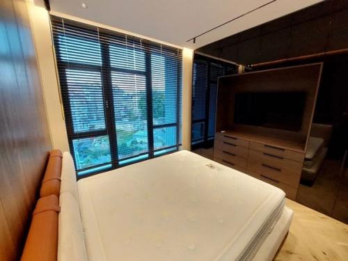 В квартире выполнен качественный дизайнерский ремонт с использованием дорогих материалов. 04