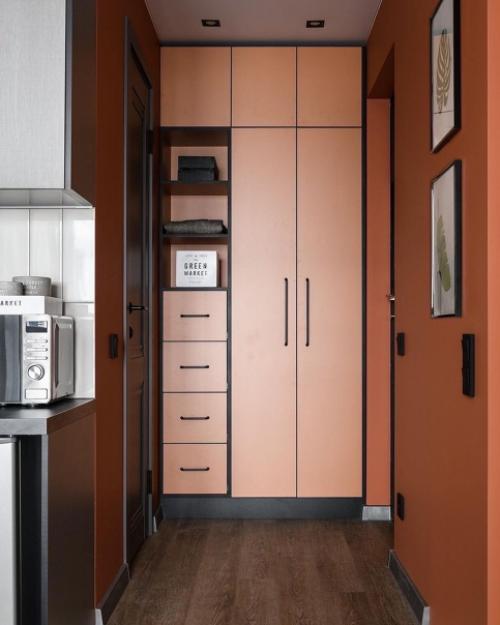 При входе выделена общая прихожая, из которой ведут две двери в разные апартаменты. 06