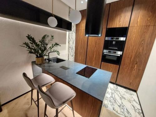 В квартире выполнен качественный дизайнерский ремонт с использованием дорогих материалов. 01