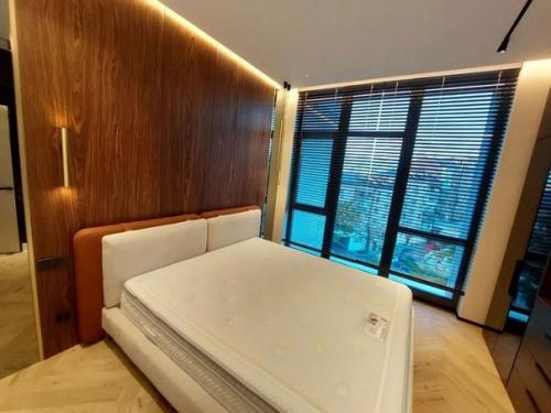 В квартире выполнен качественный дизайнерский ремонт с использованием дорогих материалов. 03